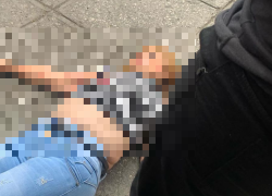 Fotografía con censura de la mujer mientras permanecía tendida en el suelo esperando una ambulancia.