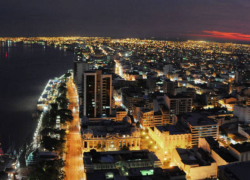 Fotografía aérea de Guayaquil tomada de noche.