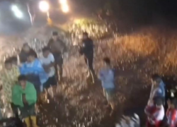 Captura de video en el que aparecen más de una decena de personas que aparentemente fueron rescatadas por la Policía Nacional.