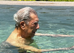 Fotografía publicada por el hijo del escritor de 88 años, con la que quiso poner un fin a las especulaciones en torno a su salud.