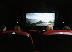 Fotografía referencial de una sala de cine pequeña.