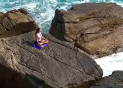 Fotografía de la actriz descansando en el conjunto de rocas en donde, días después, fue arrastrada al mar.