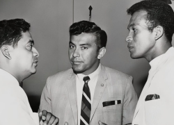 Guillermo Valencia conversa con Luciano Macías y Vicente Lecaro antes de un viaje internacional con Barcelona en 1969.