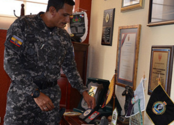 Fotografía del comandante Victor Zárate Pérez observando los premios que he recibido.