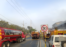 Fotografía de las unidades de emergencia que llegaron a sofocar el incendio.