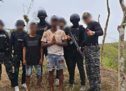 Fotografía de las víctimas junto a uniformados que participaron en su liberación.