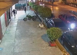 Captura de video en la que se observa cómo sujetos armados persiguen al hombre.