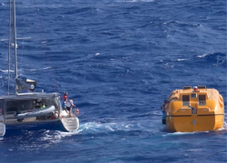 Fotografía del rescate emprendido por la tripulación del crucero, que llegó en la embarcación amarilla.