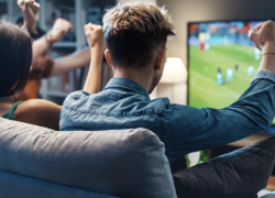 Fotografía referencial de hinchas viendo un partido de fútbol.