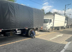 Fotografía de camiones en los que material aurífero era transportado ilegalmente.