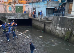 Trabajadores limpian el contaminado cauce del río Machángara, tras una inundación registrada el 6 de julio del 2023.