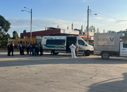 Fotografía de la buseta en la que se produjeron las muertes y de policías que arribaron al área.