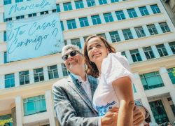 Fotografía de la prefecta Marcela Aguiñaga junto a su prometido, Mauricio Guim.