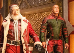 El icónico Santa Claus y Callum Drift, interpretados por J. K. Simmons y Dwayne Johnson.