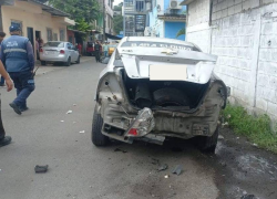 Fotografía de un carro que estalló a las afueras del Municipio de Durán.