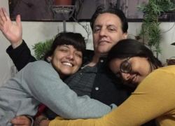 Fotografía del excandidato presidencial Fernando Villavicencio siendo abrazado por sus dos hijas, Tamia y Amanda.