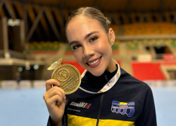 Fotografía de Samia junto a la medalla dorada que ganó en el Campeonato Panamericano.