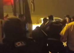 Captura de video proporcionado por la Policía Nacional que muestra a un sujeto armado siendo reducido por la Policía.