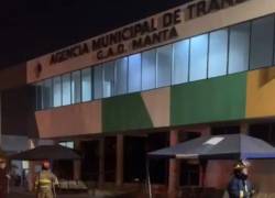 Incendio en las instalaciones de la Agencia Municipal de Tránsito de Manta.