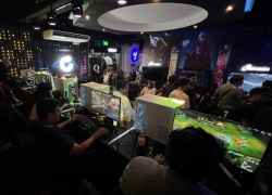 Jugadores durante la “Noche Gamer”, evento organizado por Celerity y Budokan.