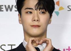 Moonbin, integrante de la banda surcoreana ASTRO durante una alfombra roja en 2021.