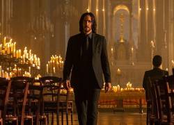 Fotograma de la película John Wick, Kapitel 4 en que se lo ve a Keanu Reeves en el personaje de asesino profesional.