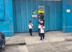 Niños evacuados tras liberación de agente tóxico.