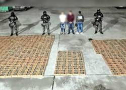 Dos detenidos y 1.088 paquetes de cocaína incautados en un operativo en Ecuador.