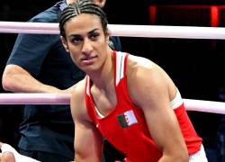 La argelina Imane Khelif sale después de su ronda preliminar femenina de 66 kg de octavos de final de boxeo contra la italiana Angela Carini durante los Juegos Olímpicos de París 2024.