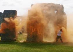 Una imagen tomada de un vídeo publicado por el grupo de campaña climática Just Stop Oil muestra a activistas rociando una sustancia naranja en Stonehenge en Wiltshire, suroeste de Inglaterra, el 19 de junio de 2024.