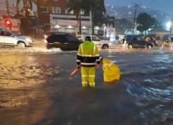 Varias imágenes muestran las afectaciones por intensa lluvia en Guayaquil