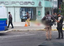 Fotografía del punto en el que cayó el funcionario de la Fiscalía, rodeada por policías que se movilizaron ante la emergencia.