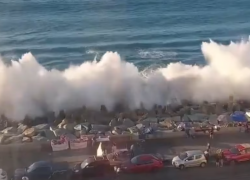 El oleaje anómalo llegó hasta las costas de Lima, donde se reportaron inundaciones en la plaza principal del puerto del Callao.