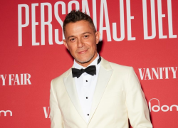 El icónico cantante español fue homenajeado por Vanity Fair España en una emotiva gala en Madrid.