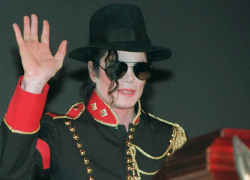 Un exagente de policía encuentra 12 canciones inéditas de Michael Jackson en un depósito de almacenamiento.