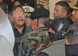 Captura de una transmisión televisiva que captó el momento en el que el presidente de Bolivia, Luis Arce, discutió cara a cara con el general sublevado Juan José Zúñiga, en medio del intento de golpe de estado.
