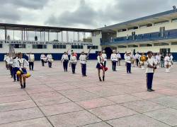 Estudiantes de una unidad educativa realizan actividades cívicas.