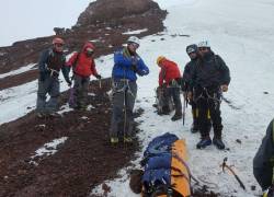 Ecuador suspende montañismo tras mortal avalancha en el Chimborazo