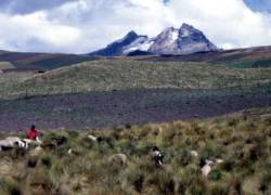 El volcán Carihuairazo ya no luce así: con nieve perpetua. La pérdida de su glaciar es una alerta de lo que pueden pasar en otras cumbres.