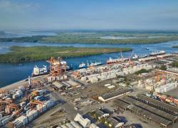 Foto panorámica de una terminal portuaria en Guayaquil.