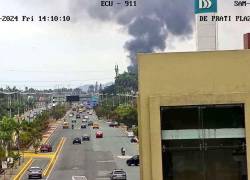 Imágenes del ECU911 captan columnas de humo saliendo desde una ciudadela en vía a Samborondón, provincia del Guayas.