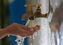 La empresa explicó que la planta de toma de agua está ubicada a 30 kilómetros aguas arriba del punto de descarga de las lagunas de oxidación, lo que evita cualquier riesgo de contaminación.