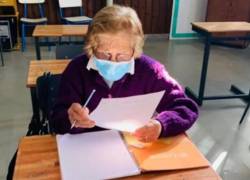 Mujer de 93 años termina la primaria con la ayuda de su bisnieta