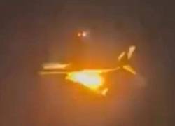 Captura de video en el que se observan las llamas en el avión.