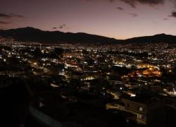 Vista de la ciudad iluminada antes de un apagón en Quito. Foto: Galo Paguay / AFP