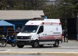 Se han desplegado varias ambulancias en la Penitenciaría del Litoral.