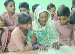 Salima Khan estudiando a sus 92 años junto a sus compañeros en su salón de clase en la India.