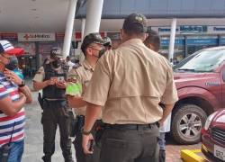 Un extranjero de nacionalidad China que estaba esperando a que se abriera una entidad bancaria en el norte de Guayaquil fue asaltado.