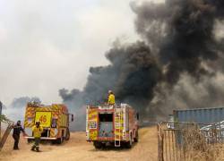 El incendio afectó un parqueadero de la Secretaría Técnica de Inmobiliar y varios vehículos.