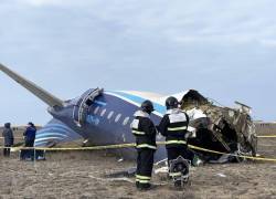 Miembros de los servicios de emergencias trabajan en el rescate de pasajeros de un avión que se estrelló cuando cubría la ruta entre la capital azerbaiyana, Bakú, y la ciudad rusa de Grozni, este miércoles.